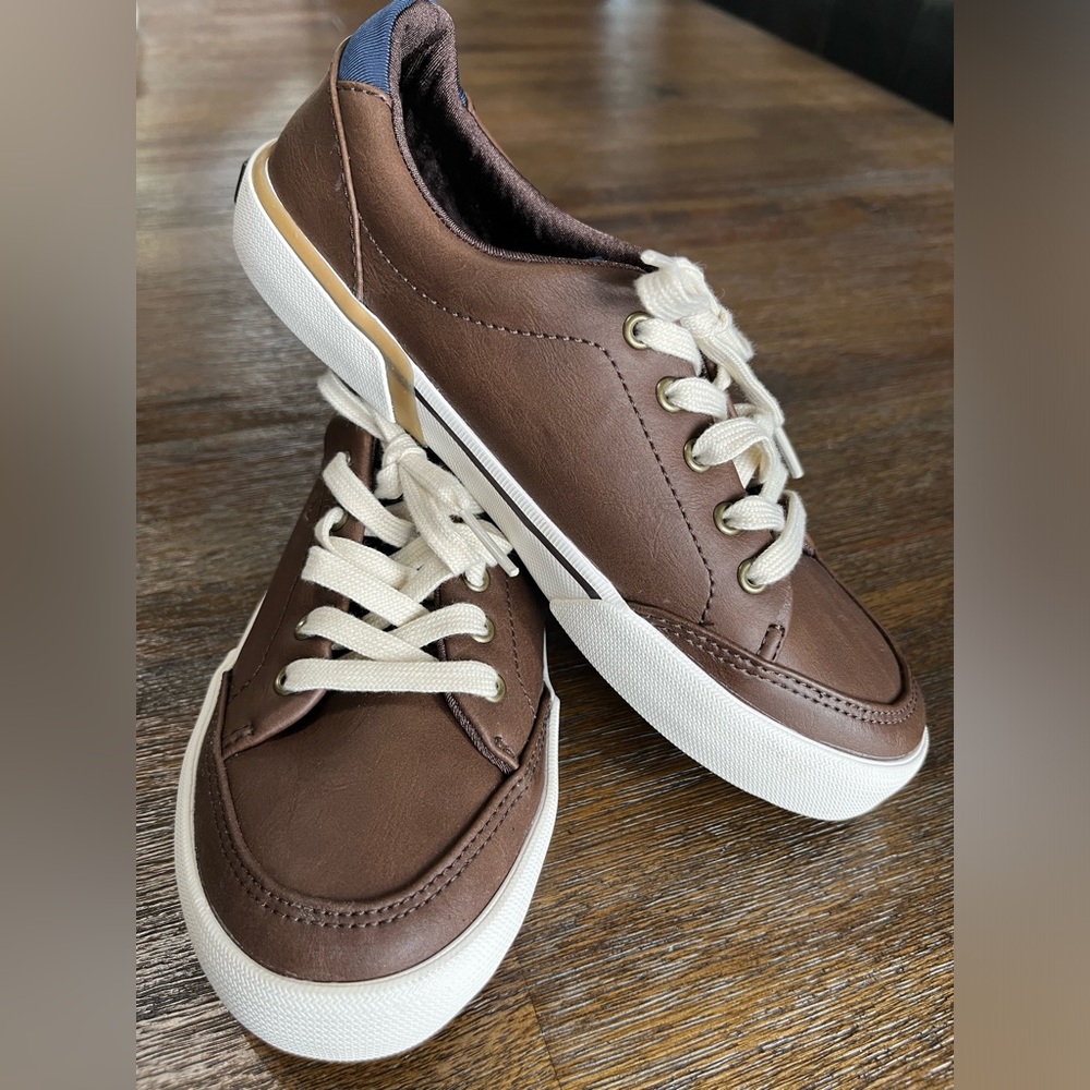 Boys brown Sperry Harbor
Tide Sneaker. New size 2
